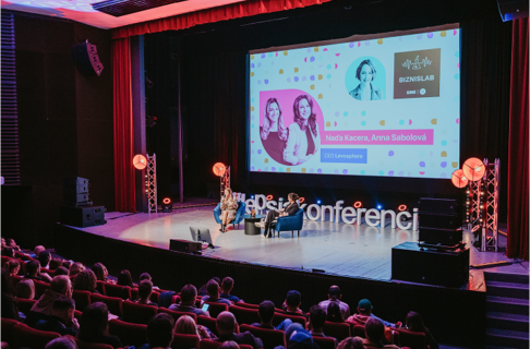 live podcast biznislab on the stage of a better conference