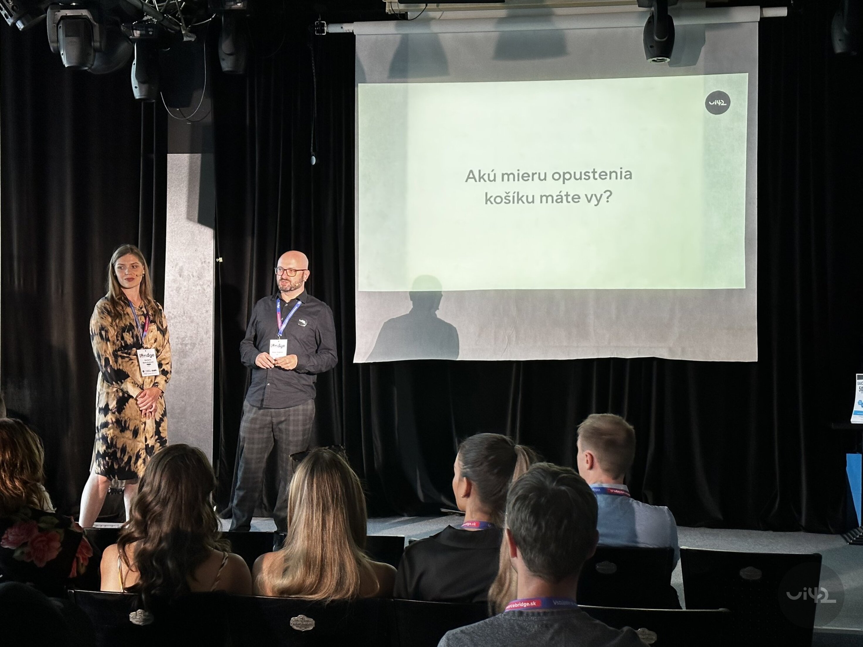 Presentation on the topic of abandoned carts with two speakers in front of an audience